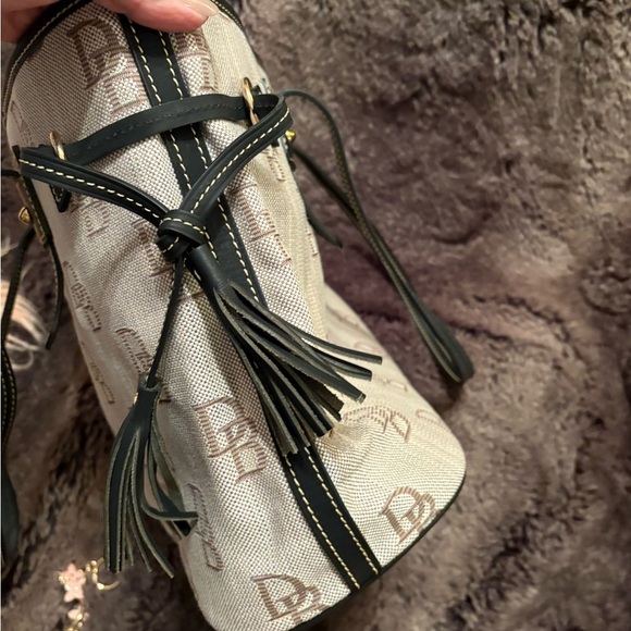 Brand new Dooney & Bourke Tan and Black Signature Tote - Picture 7 of 11